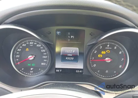 2018 Mercedes-Benz C 300 z USA, uszkodzony, nr VIN 55SWF4JB1JU234570